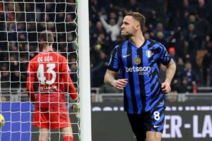 arnautovic esulta dopo il gol alla fiorentina
