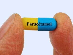 persone regge pillola paracetamolo