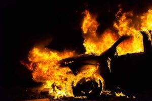 Incendio auto scatta il richiamo