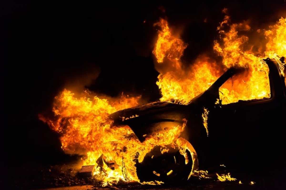 Incendio auto scatta il richiamo