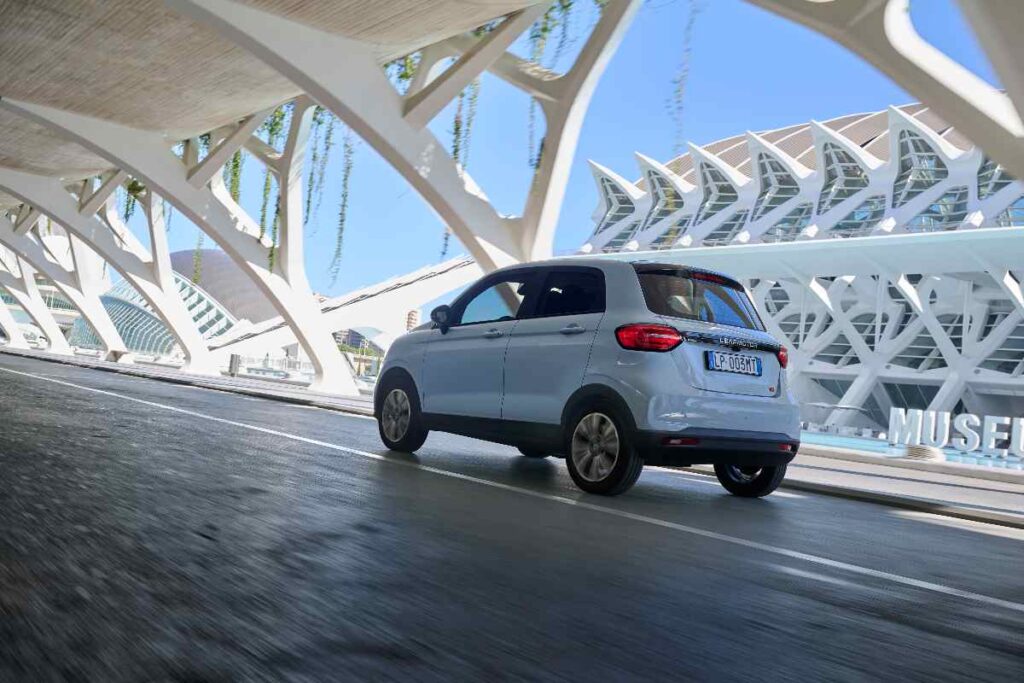 una Leapmotor T03 in strada