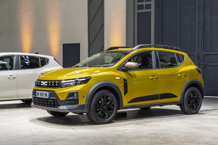 Dacia Sandero di colore giallo