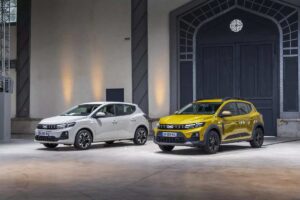 due auto Dacia in mostra