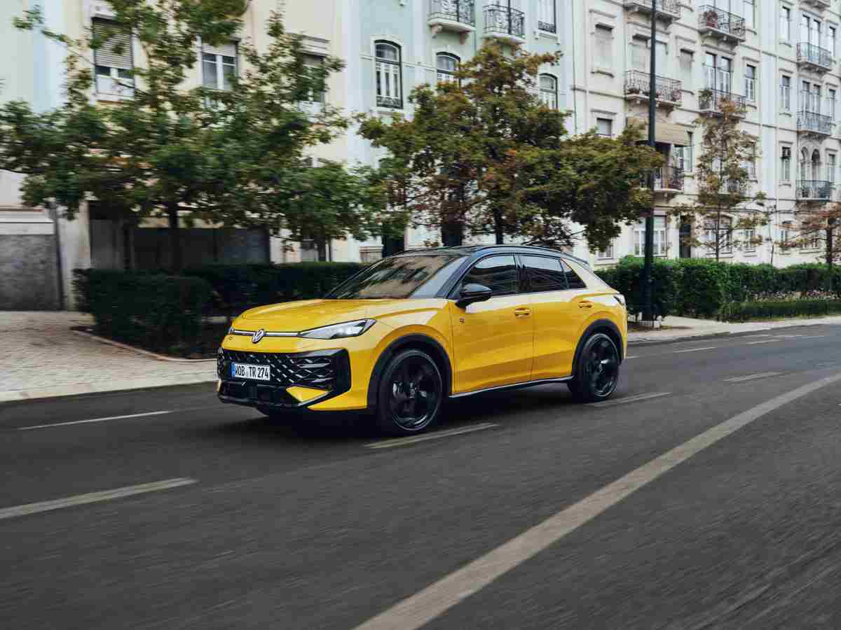 Volkswagen T-Roc di colore giallo