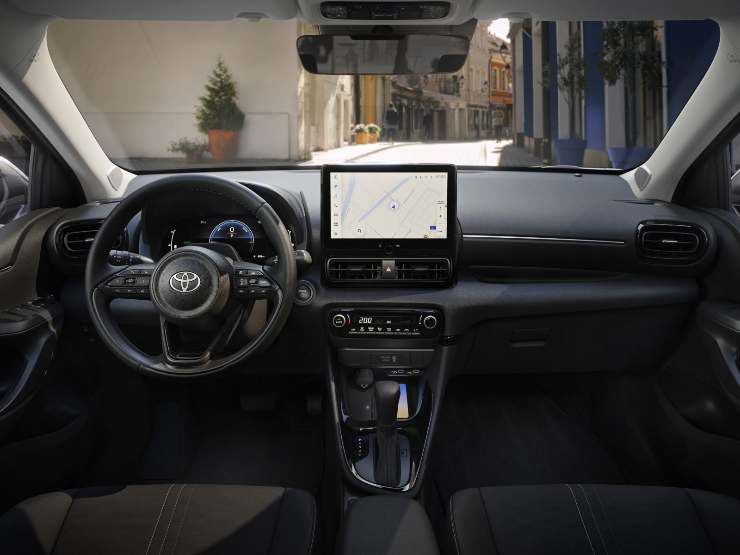 gli interni della Toyota Yaris